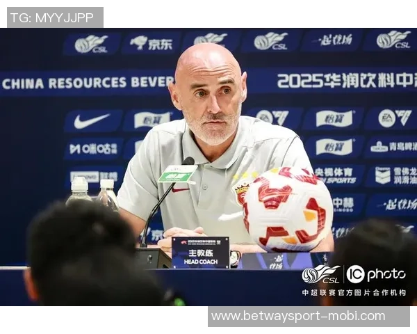 海港队在主教练穆斯卡特的带领下全力备战重返赛场迎接新挑战 海港队在主教练穆斯卡特的带领下全力备战重返赛场迎接新挑战